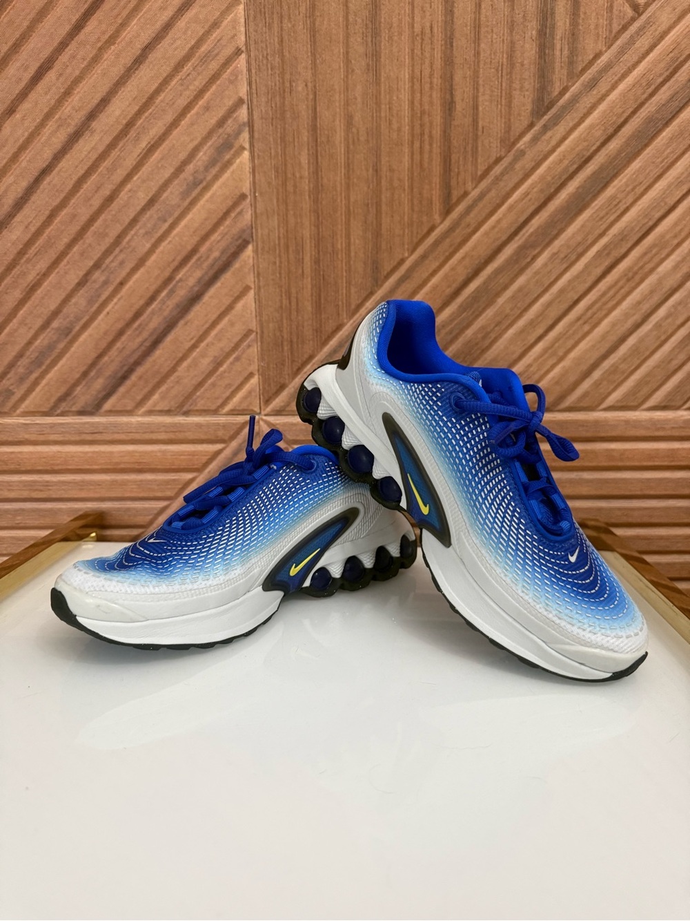 Nike Air Max Kids Blue and White Gradient Athletic Sneakers 4Y